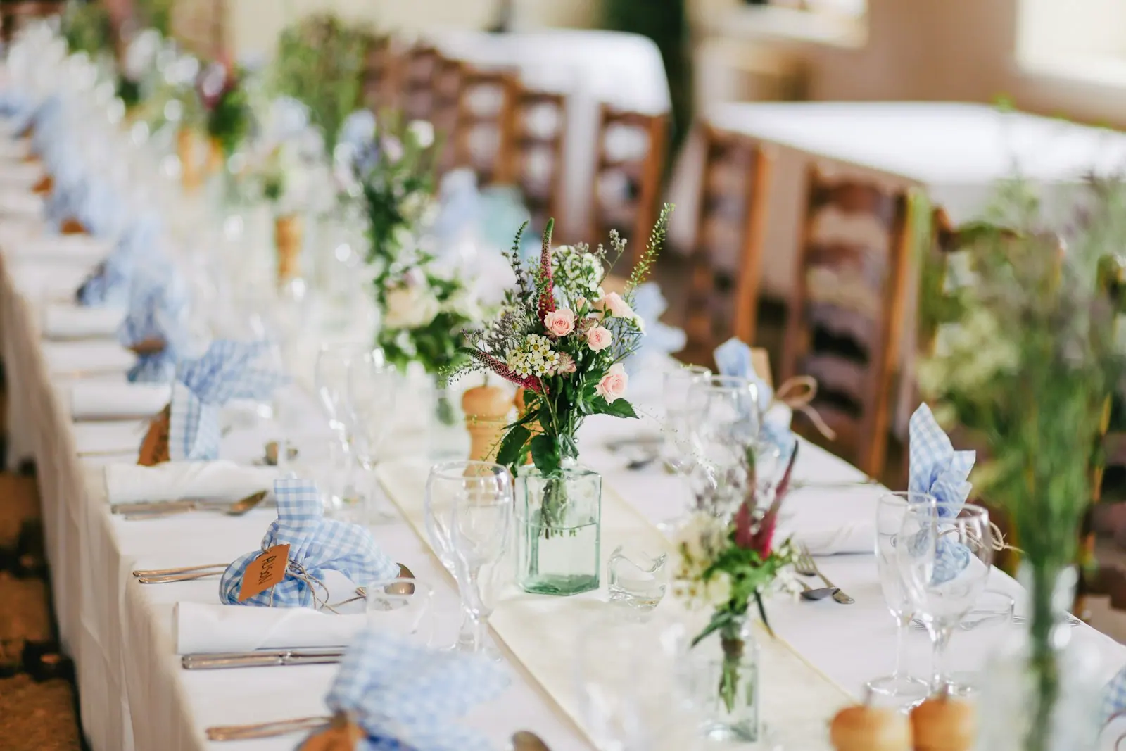 Hochzeitsempfang unter warmen Lichterketten