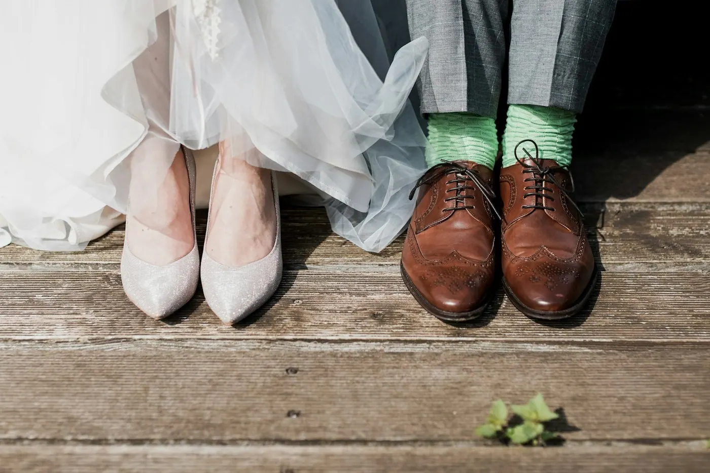 Brautschuh und Bräutigamschuh auf Holzboden